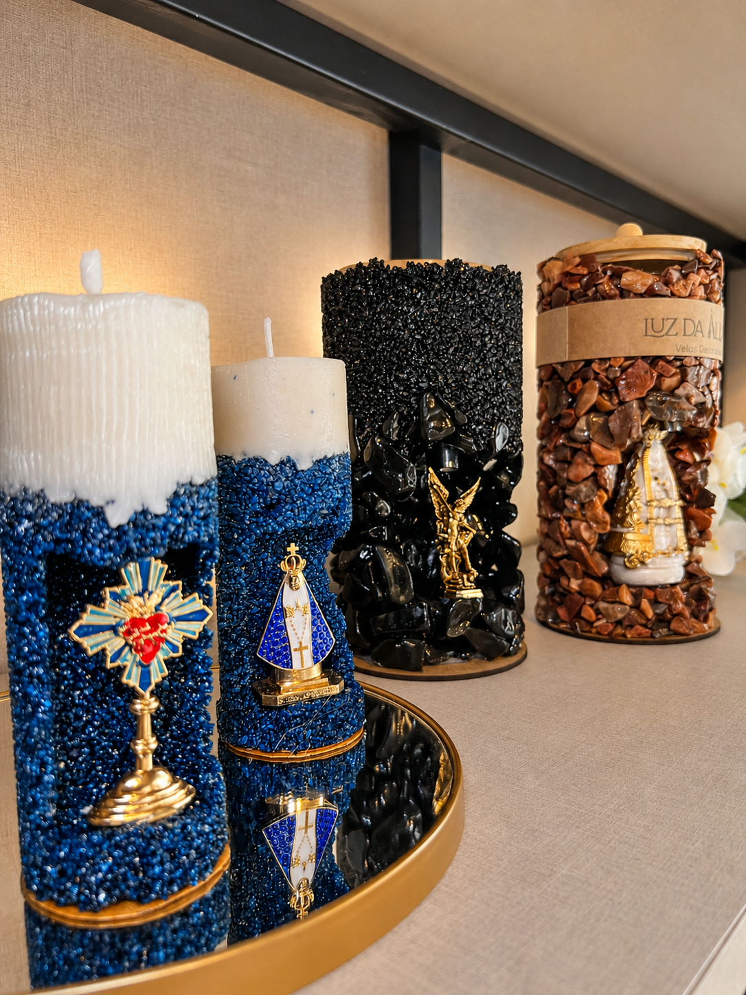 Velas decorativas artesanais com pedras azuis, ônix preto e jaspe da Luz da Alma em Goiânia