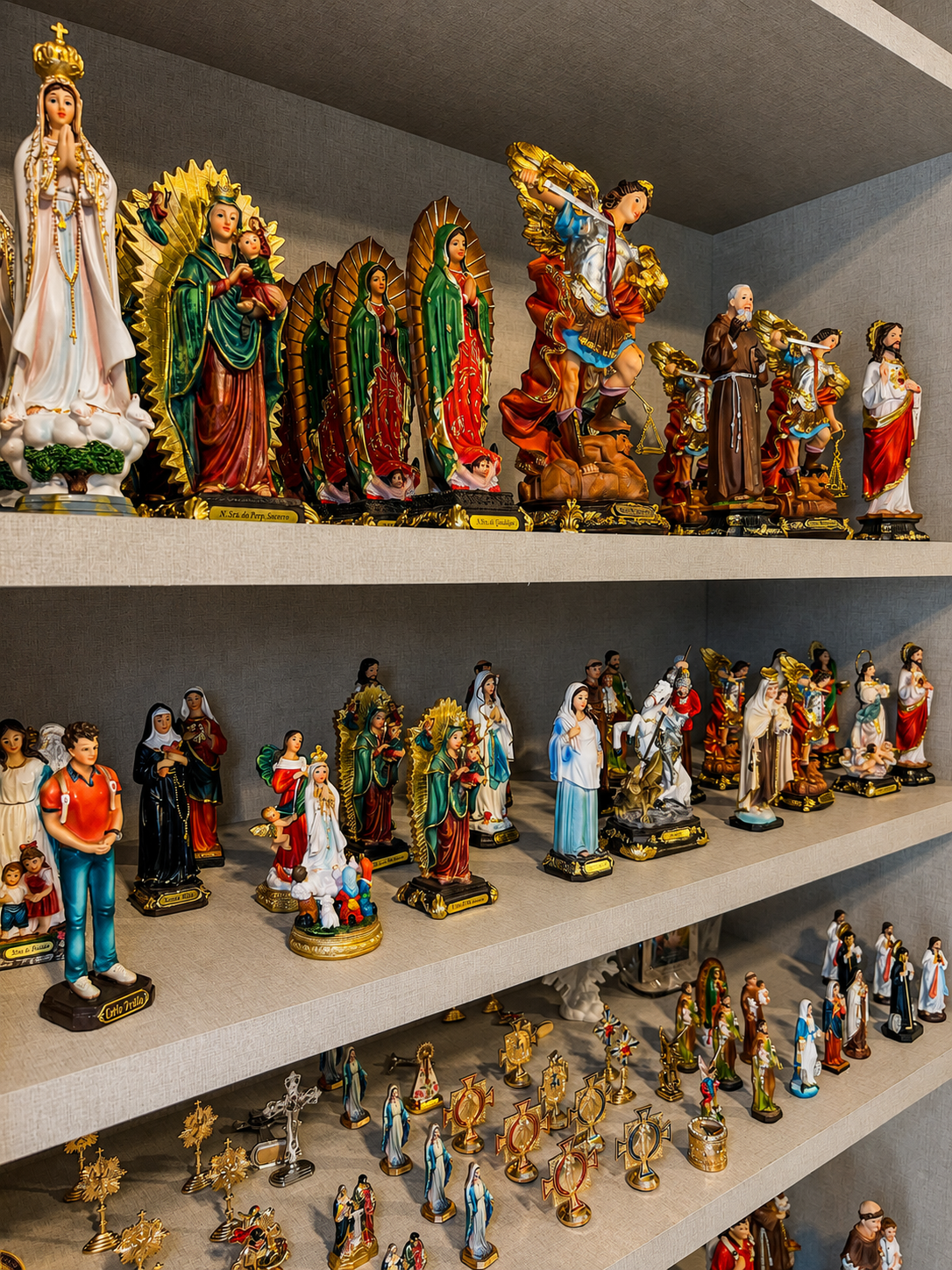 Imagens de santos na boutique Luz da Alma em Goiânia